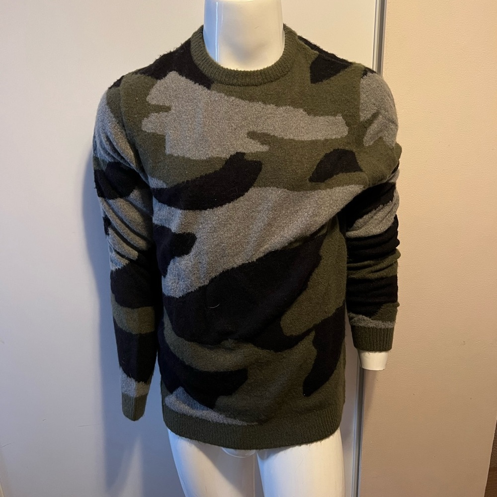 Never Loose Hedge Camo Sweater size M